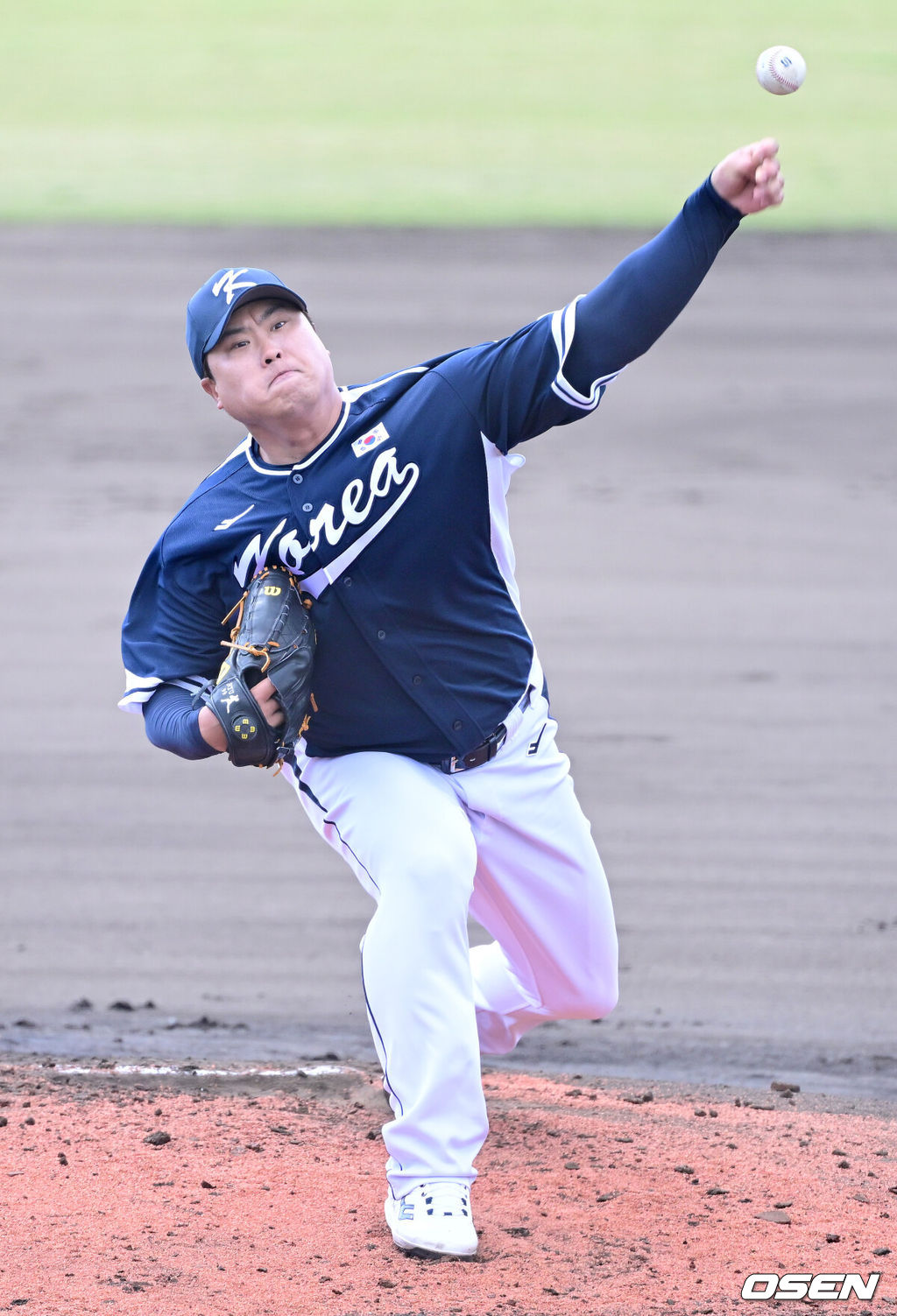 2026 WBC(월드베이스볼클래식)를 준비하는 대한민국 야구 대표팀이 21일 오후 일본 오키나와 고친다 구장에서 프로야구 한화 이글스와 연습경기를 펼쳤다. 야구 대표팀은 오키나와에서 국내 팀들과 6차례 연습경기를 치르며 전력을 끌어올릴 예정이다.1회말 대표팀 선발 류현진이 힘차게 공을 뿌리고 있다. 2026.02.21 / dreamer@osen.co.kr