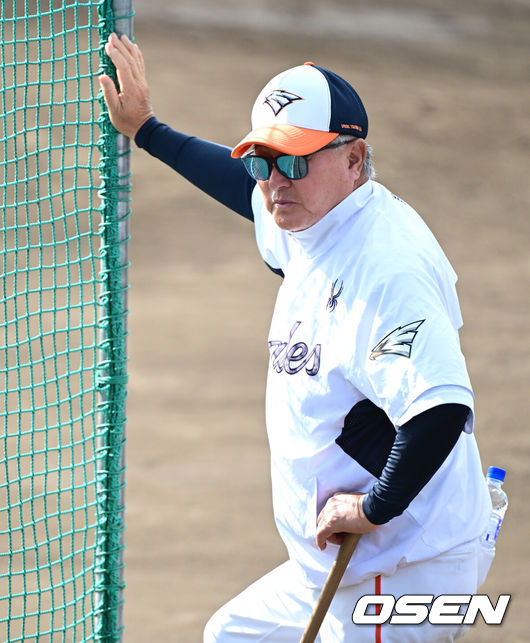 [OSEN=오키나와(일본), 최규한 기자] 프로야구 한화 이글스가 21일 일본 오키나와 고친다 구장에서 스프링 캠프 훈련을 펼쳤다.한화는 이번 2차 오키나와 캠프에서 총 9차례의 연습경기를&nbsp;통해 전력을 가다듬을 예정이다.한화 김경문 감독이 선수들의 훈련을 주시하고 있다. 2026.02.21 / dreamer@osen.co.kr