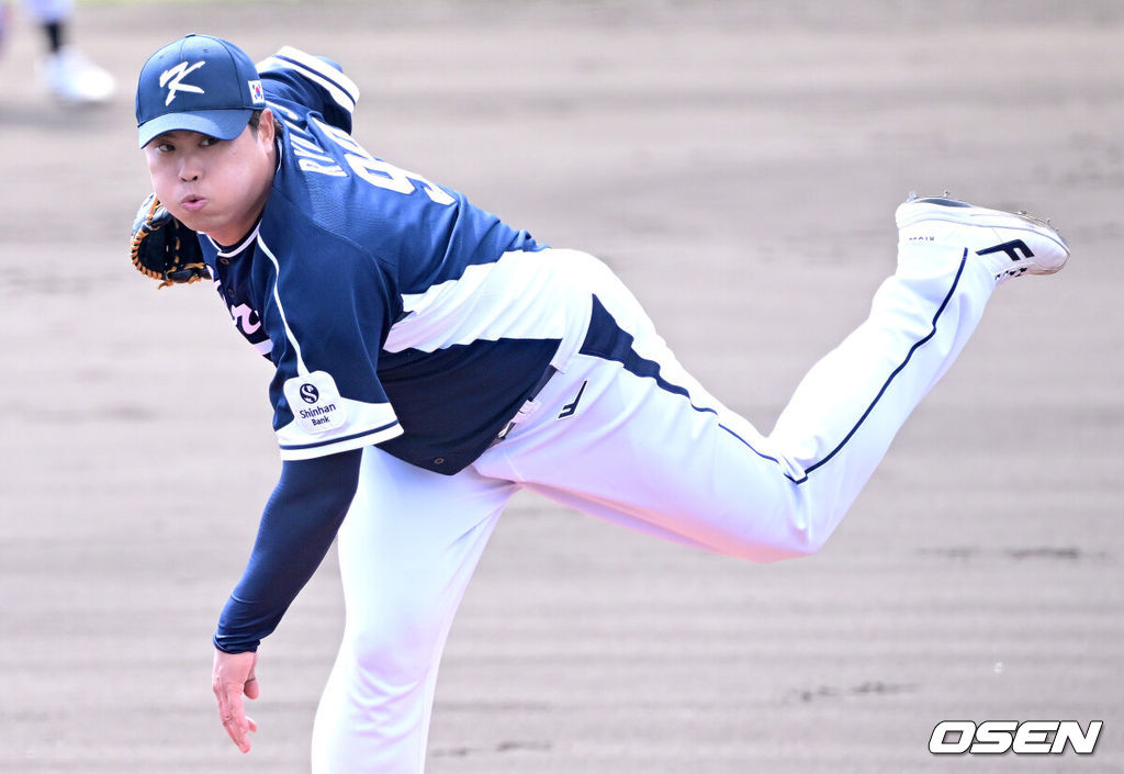 2026 WBC(월드베이스볼클래식)를 준비하는 대한민국 야구 대표팀이 21일 오후 일본 오키나와 고친다 구장에서 프로야구 한화 이글스와 연습경기를 펼쳤다. 야구 대표팀은 오키나와에서 국내 팀들과 6차례 연습경기를 치르며 전력을 끌어올릴 예정이다.1회말 대표팀 선발 류현진이 힘차게 공을 뿌리고 있다. 2026.02.21 / dreamer@osen.co.kr