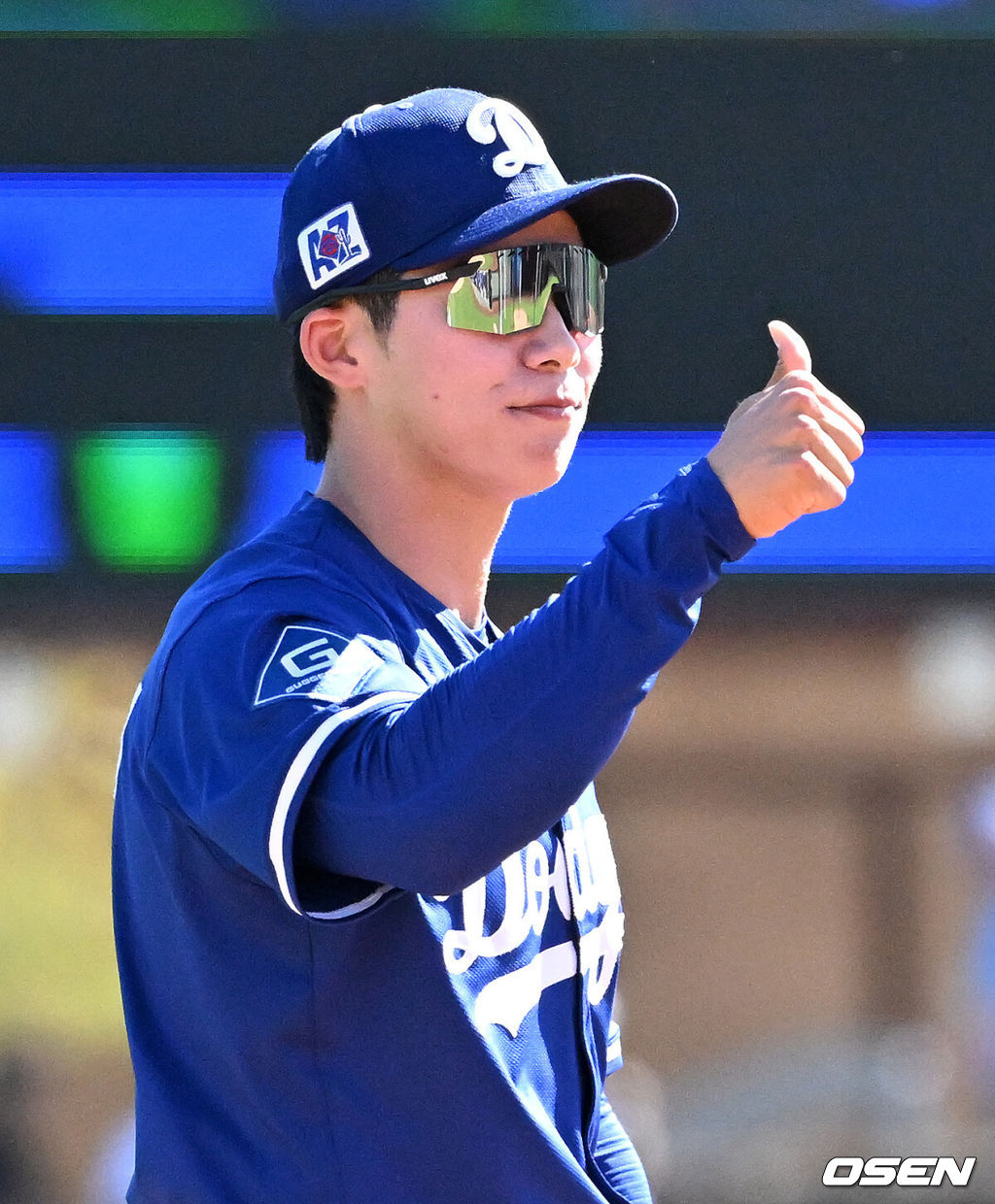 26일(한국시간) 미국 애리조나주 글렌데일 캐멀백 랜치에서 2025 메이저리그 시범경기 LA 다저스와 시애틀 매리너스의 경기가 열렸다.김혜성은 다저스와 최대 3+2년 2200만 달러(약 320억원) 계약에 합의하며 메이저리그 진출에 성공했다.LA 다저스 김혜성이 동료들을 향해 엄지를 들어 올리고 있다. 2025.02.26 / sunday@osen.co.kr