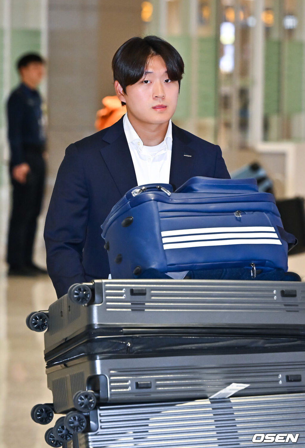 두산 베어스가 20일 오후 호주 시드니 1차 전지훈련을 마치고 인천국제공항을 통해 귀국했다.두산은 지난 1월 23일부터 2월 19일까지 호주 시드니 블랙타운 야구장에서 체력 및 전술 훈련 위주의 1차 캠프를 진행했다. 그리고 오는 22일 일본 미야자키로 출국해 '구춘 대회' 포함 7차례 연습경기를 치를 예정이다.두산 김택연이 입국장을 나서고 있다.  2026.02.20  / soul1014@osen.co.kr