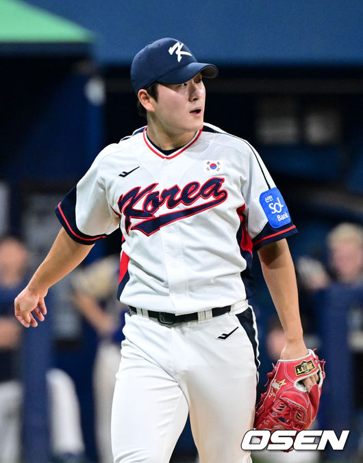 [OSEN=고척, 조은정 기자]8일 서울 구로구 고척스카이돔에서 ‘2025 NAVER K-BASEBALL SERIES’ 대한민국 야구 대표팀과 체코 야구 대표팀의 경기가 열렸다.한국은&nbsp;8일과 9일 2025 K-베이스볼 시리즈 체코 대표팀과의 2경기를 시작으로&nbsp;15일과 16일 양일에 걸쳐 도쿄돔에서 일본 대표팀과 2경기를 치른다.&nbsp;8회초 이닝을 마친 한국 김택연이 더그아웃으로 향하고 있다. 2025.11.08 /cej@osen.co.kr