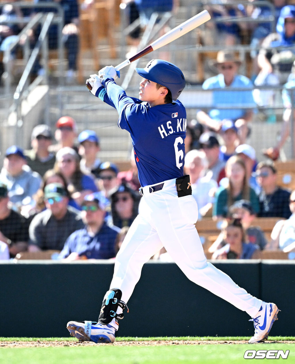 26일(한국시간) 미국 애리조나주 글렌데일 캐멀백 랜치에서 2025 메이저리그 시범경기 LA 다저스와 시애틀 매리너스의 경기가 열렸다.김혜성은 다저스와 최대 3+2년 2200만 달러(약 320억원) 계약에 합의하며 메이저리그 진출에 성공했다.4회말 1사에서 LA 다저스 김혜성이 외야플라이로 물러나고 있다. 2025.02.26 / sunday@osen.co.kr