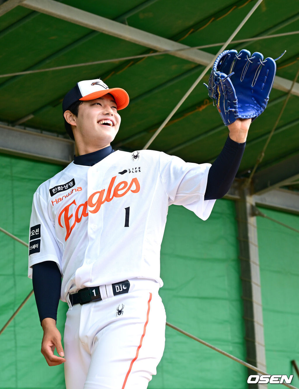 프로야구 한화 이글스가 21일 일본 오키나와 고친다 구장에서 스프링 캠프 훈련을 펼쳤다.한화는 이번 2차 오키나와 캠프에서 총 9차례의 연습경기를 통해 전력을 가다듬을 예정이다.한화 문동주가 불펜 피칭을 펼치고 있다. 2026.02.21 / dreamer@osen.co.kr