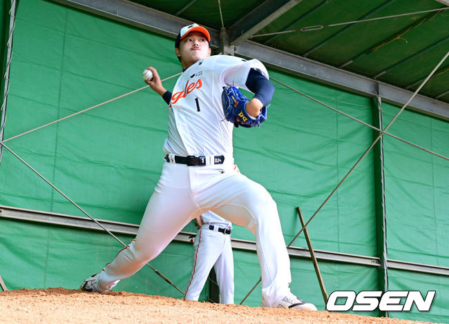 [OSEN=오키나와(일본), 최규한 기자] 프로야구 한화 이글스가 21일 일본 오키나와 고친다 구장에서 스프링 캠프 훈련을 펼쳤다.한화는 이번 2차 오키나와 캠프에서 총 9차례의 연습경기를&nbsp;통해 전력을 가다듬을 예정이다.한화 문동주가 불펜 피칭을 펼치고 있다. 2026.02.21 / dreamer@osen.co.kr