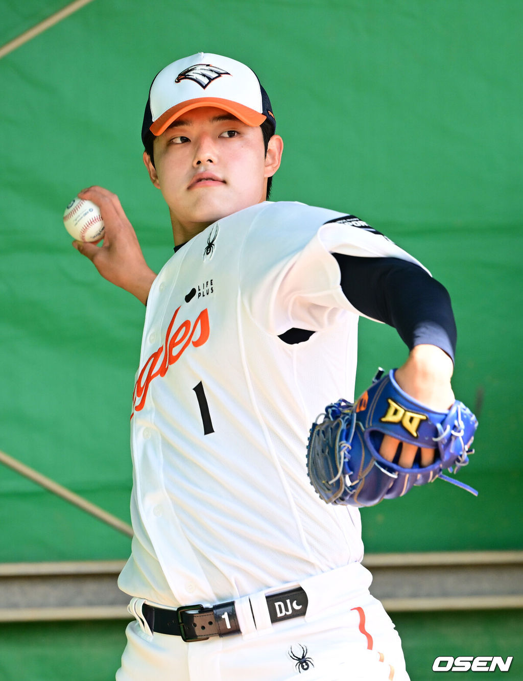 프로야구 한화 이글스가 21일 일본 오키나와 고친다 구장에서 스프링 캠프 훈련을 펼쳤다.한화는 이번 2차 오키나와 캠프에서 총 9차례의 연습경기를 통해 전력을 가다듬을 예정이다.한화 문동주가 불펜 피칭을 펼치고 있다. 2026.02.21 / dreamer@osen.co.kr