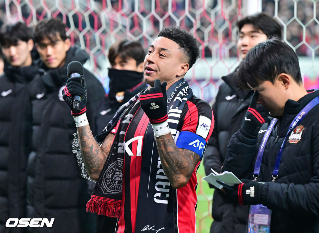 제시 린가드(33, 서울)의 라스트 댄스는 무승부로 끝났다. FC서울은 10일 오후 서울월드컵경기장에서 2025~2026시즌 아시아축구연맹(AFC) 챔피언스리그 엘리트(ACLE) 리그 스테이지에서 린가드의 선제골이 터졌지만 지키지 못하고 멜버른 시티와 1-1로 비겼다. 서울(2승3무1패, 승점 9)은 5위로 밀렸다. 멜버른 스티(3승1무2패, 승점 10점)는 4위다. 경기종료 후 FC서울 린가드 고별행사에서 린가드가 팬들에게 하트를 보이고 있다.  2025.12.10 / soul1014@osen.co.kr