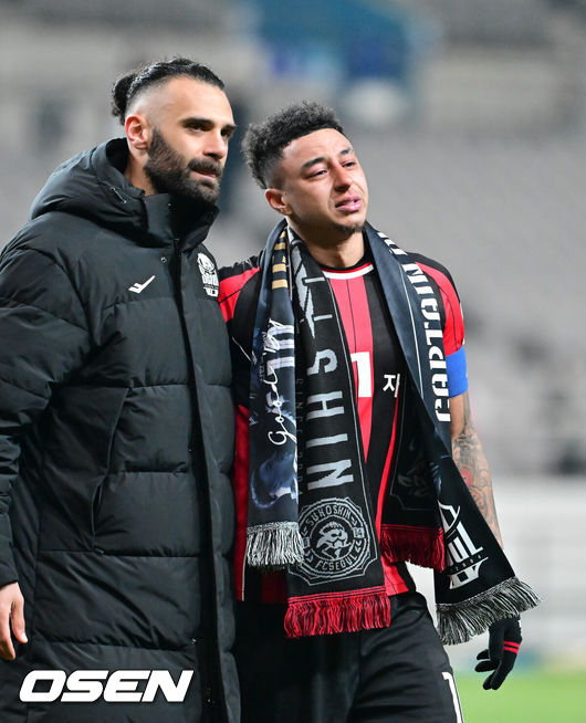 [OSEN=서월월드컵경기장, 박준형 기자] 제시 린가드(33, 서울)의 라스트 댄스는 무승부로 끝났다.&nbsp;FC서울은 10일 오후 서울월드컵경기장에서 2025~2026시즌 아시아축구연맹(AFC) 챔피언스리그 엘리트(ACLE) 리그 스테이지에서 린가드의 선제골이 터졌지만 지키지 못하고 멜버른 시티와 1-1로 비겼다.&nbsp;서울(2승3무1패, 승점 9)은 5위로 밀렸다. 멜버른 스티(3승1무2패, 승점 10점)는 4위다.&nbsp;경기종료 후 FC서울 린가드 고별행사에서 린가드가 눈물을 보이고 있다.  2025.12.10 / soul1014@osen.co.kr