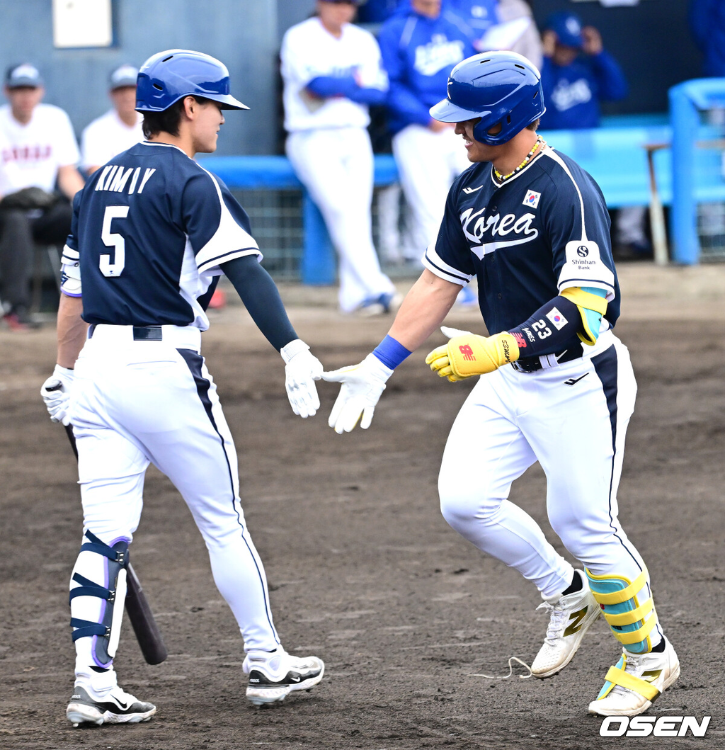 2026 WBC(월드베이스볼클래식)를 준비하는 대한민국 야구 대표팀이 20일 오후 일본 오키나와 온나손 아카마 구장에서 프로야구 삼성 라이온즈와 연습경기를 펼쳤다.야구 대표팀은 오키나와에서 국내 팀들과 6차례 연습경기를 치르며 전력을 끌어올릴 예정이다.1회초 대표팀 안현민이 선제 솔로포를 날리고 홈을 밟은 뒤 김도영과 인사를 나누고 있다. 2026.02.20 / dreamer@osen.co.kr