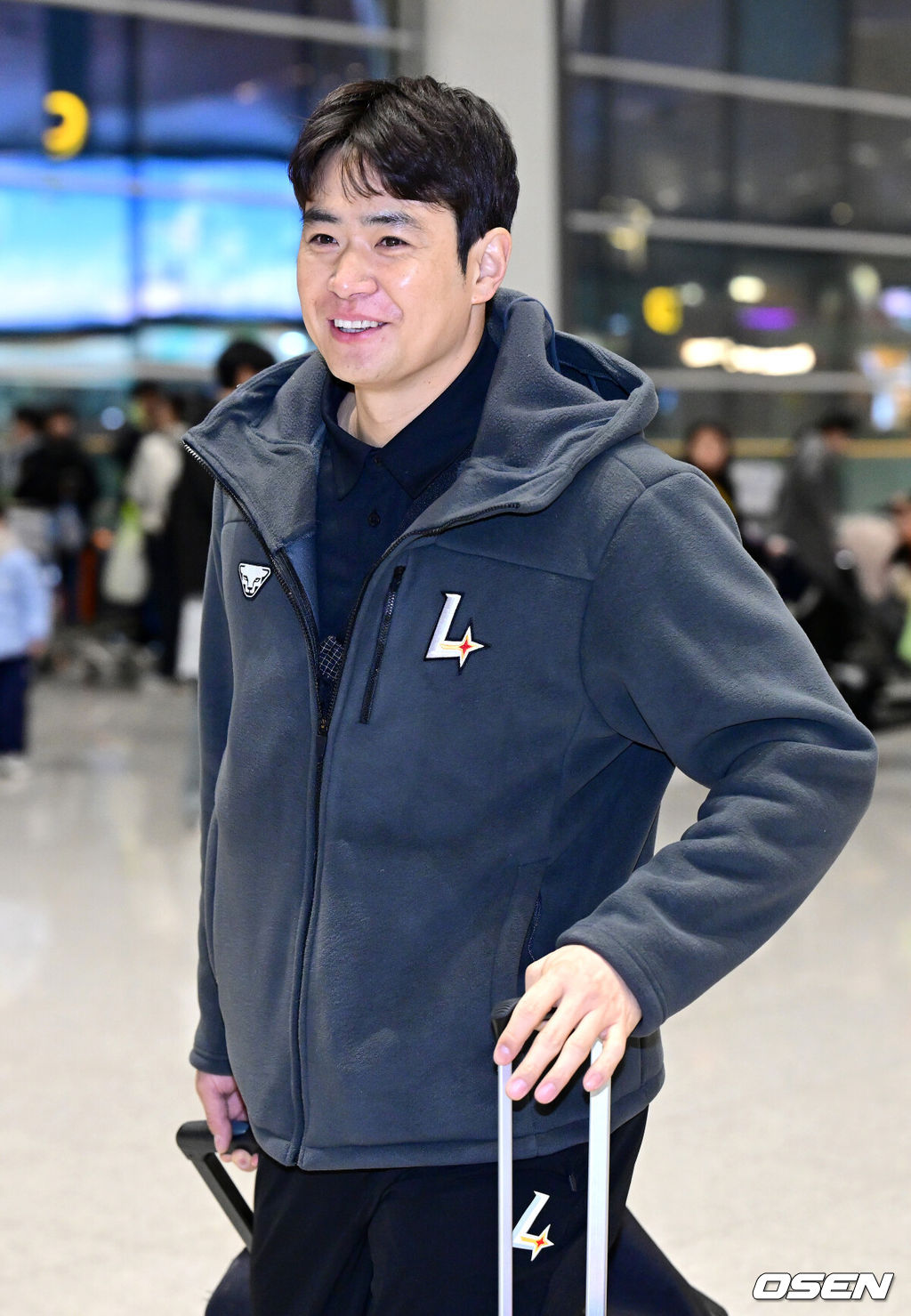 프로야구 SSG 랜더스 스프링캠프 선발대가 19일 오전 인천공항을 통해 미국 플로리다로 출국했다.SSG는 2026 시즌을 준비하기 위해 미국 플로리다주 베로비치에서 1차 스프링캠프를 펼친다.SSG 김재환이 출국장에 들어서고 있다. 2026.01.19 / dreamer@osen.co.kr