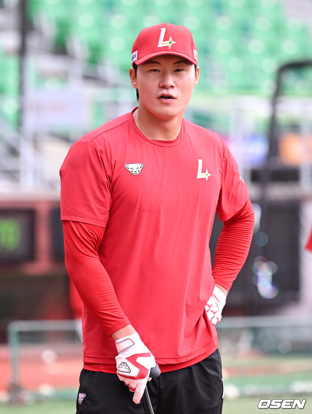 9일 인천 SSG랜더스필드에서 2025 신한 SOL뱅크 KBO리그 준플레이오프(5전 3선승제) 1차전 SSG 랜더스와 삼성 라이온즈의 경기가 열렸다.SSG은 화이트, 삼성은 최원태를 선발 투수로 내세웠다.경기에 앞서 SSG 류효승이 훈련을 하고 있다. 2025.10.09 /sunday@osen.co.kr