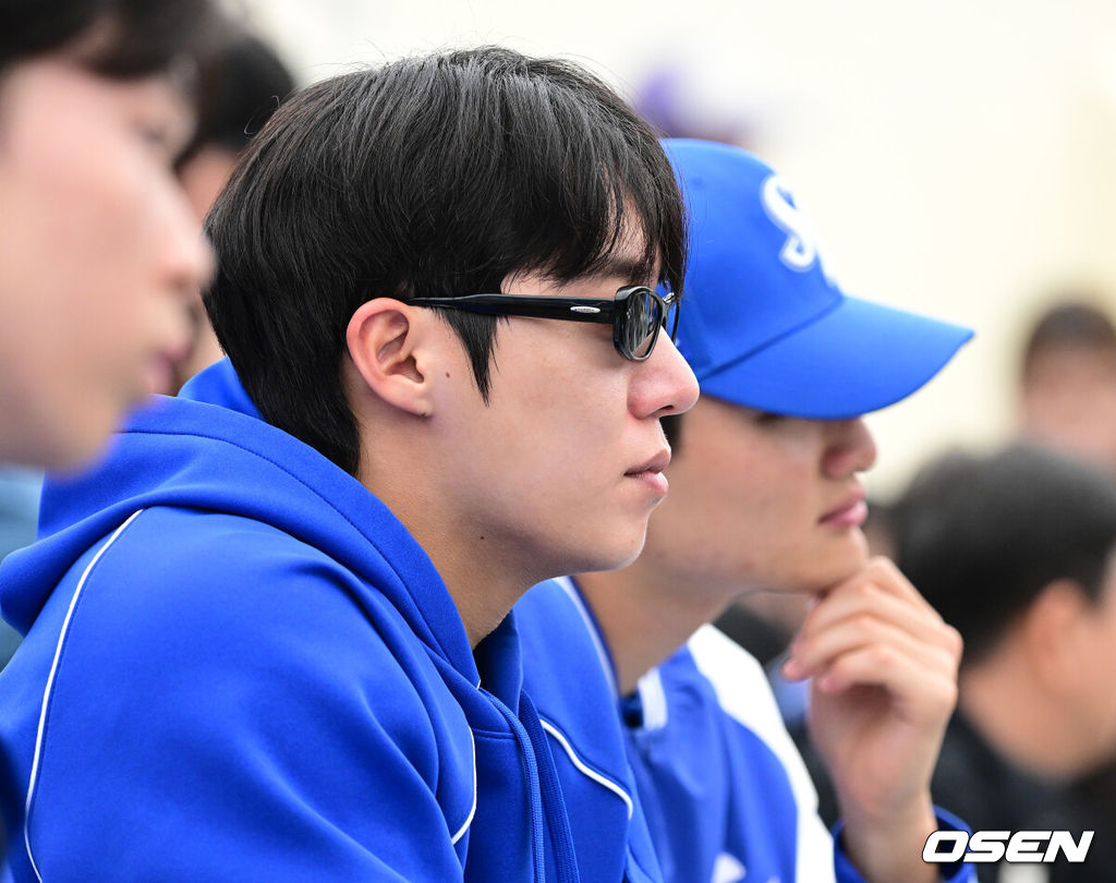 2026 WBC(월드베이스볼클래식)를 준비하는 대한민국 야구 대표팀이 20일 오후 일본 오키나와 온나손 아카마 구장에서 프로야구 삼성 라이온즈와 연습경기를 펼쳤다. 야구 대표팀은 오키나와에서 국내 팀들과 6차례 연습경기를 치르며 전력을 끌어올릴 예정이다.삼성 원태인이 관중석에서 대표팀의 경기를 주시하고 있다. 2026.02.20 / dreamer@osen.co.kr