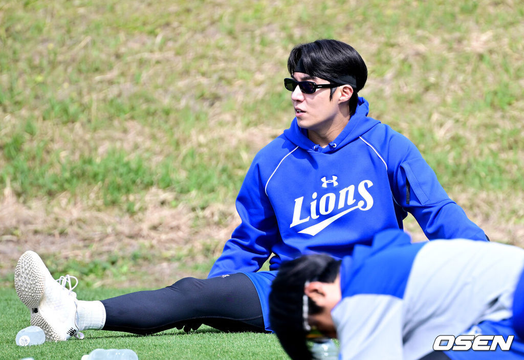 프로야구 삼성 라이온즈가 29일 오후 일본 오키나와 온나손 아카마구장에서 스프링 캠프를 차리고 구슬땀을 흘렸다.삼성은 이번 2차 캠프에서 훈련 뿐 아니라 WBC 대표팀, 국내 팀들과 연습경기도 펼칠 계획이다.삼성 원태인이 훈련을 펼치고 있다. 2026.02.19 / dreamer@osen.co.kr