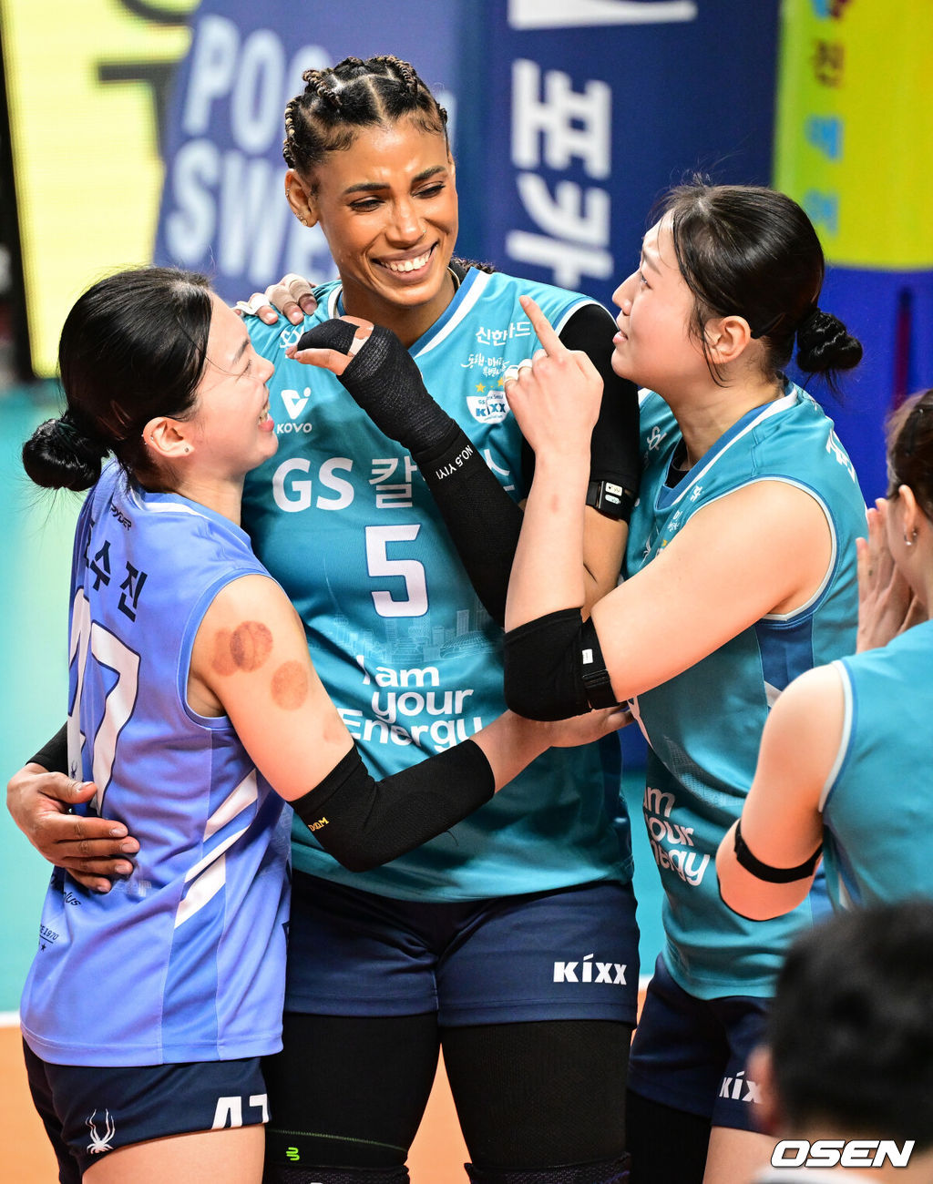 16일 오후 서울 장충체육관에서 ‘진에어 2025~2026 프로배구 V리그’ 여자부 GS칼텍스와 페퍼저축은행의 경기가 열렸다.홈팀 GS칼텍스는 15승 13패 승점 44로 4위, 방문팀 현대건설은 17승 11패 승점 51로 2위를 달리고 있다.1세트 GS칼텍스가 실바 득점에 기뻐하고 있다. 2026.02.16 /cej@osen.co.kr