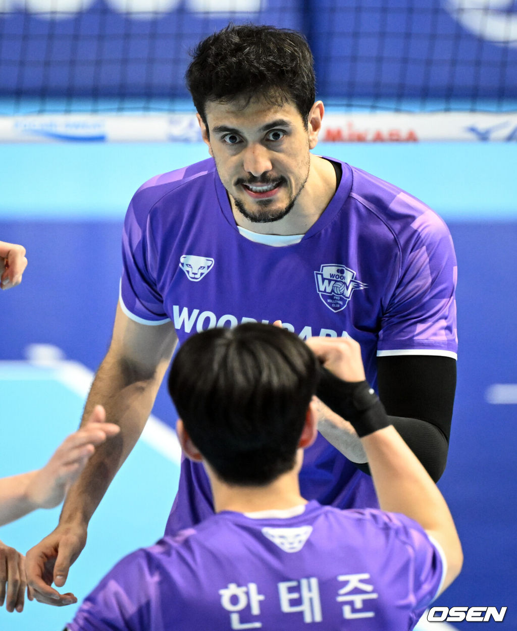 10일 인천 계양체육관에서 프로배구 진에어 2025~26 V리그 대한항공과 우리카드의 경기가 열렸다.대한항공은 18승 8패 (승점53)로 리그 2위, 우리카드는 12승 15패(승점35)로 6위를 기록 중이다. 2세트 우리카드 아라우조가 득점에 기뻐하고 있다. 2026.02.10 /cej@osen.co.kr