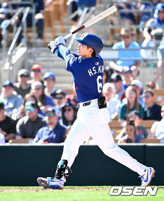 [OSEN=애리조나(미국), 이대선 기자] 26일(한국시간) 미국 애리조나주 글렌데일 캐멀백 랜치에서 2025 메이저리그 시범경기 LA 다저스와 시애틀 매리너스의 경기가 열렸다.김혜성은 다저스와 최대 3+2년 2200만 달러(약 320억원) 계약에 합의하며 메이저리그 진출에 성공했다.4회말 1사에서 LA 다저스 김혜성이 외야플라이로 물러나고 있다. 2025.02.26 / sunday@osen.co.kr