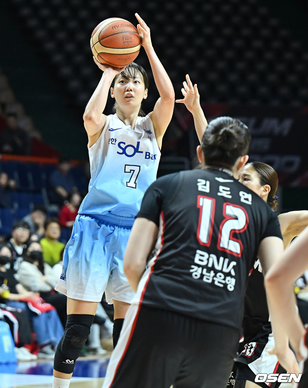 22일 부산 사직실내체육관에서 BNK금융 2025~2026 여자프로농구 부산 BNK와 인천 신한은행의 경기가 열렸다. 치열한 순위 경쟁 속에 있는 부산 BNK는 올 시즌 네 차례 연장전을 모두 안방에서 패하는 아쉬움 속에, 전날(21일) 용인 삼성생명과의 경기에서도 연장 끝 73-76으로 무릎 꿇으며 공동 4위(12승 14패)로 내려앉아 분위기 반전이 절실한 상황이다.인천 신한은행 신지현이 부산 BNK 스나가와 나츠키의 마크를 피해 골밑슛을 시도하고 있다. 2026.02.22 / foto0307@osen.co.kr