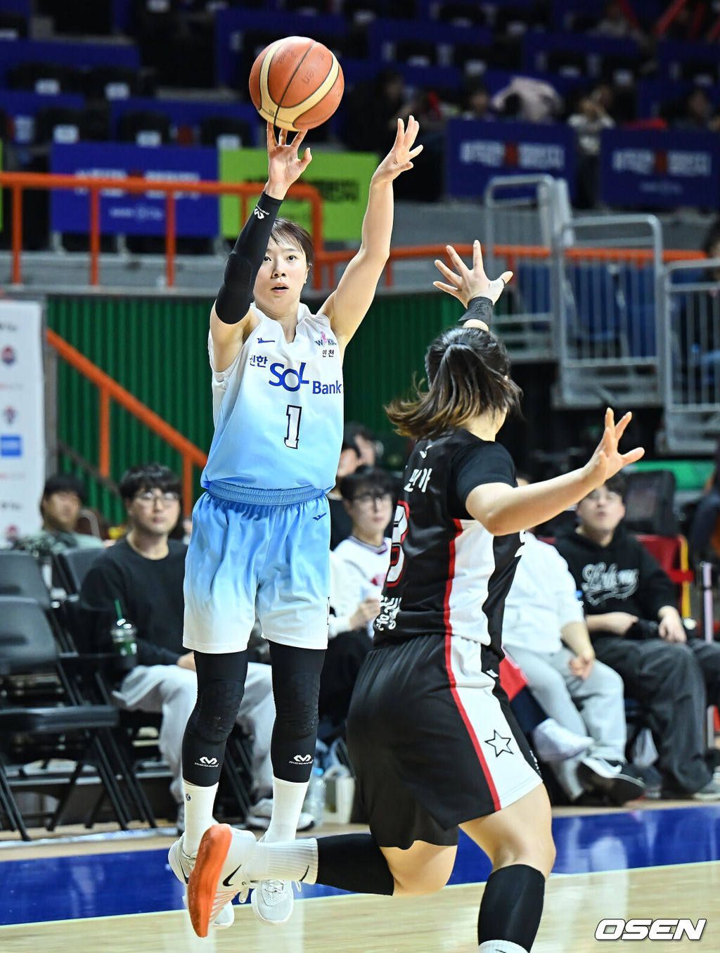 22일 부산 사직실내체육관에서 BNK금융 2025~2026 여자프로농구 부산 BNK와 인천 신한은행의 경기가 열렸다. 치열한 순위 경쟁 속에 있는 부산 BNK는 올 시즌 네 차례 연장전을 모두 안방에서 패하는 아쉬움 속에, 전날(21일) 용인 삼성생명과의 경기에서도 연장 끝 73-76으로 무릎 꿇으며 공동 4위(12승 14패)로 내려앉아 분위기 반전이 절실한 상황이다.인천 신한은행 신이슬이 부산 BNK 김민아의 마크를 피해 3점슛을 시도하고 있다. 2026.02.22 / foto0307@osen.co.kr