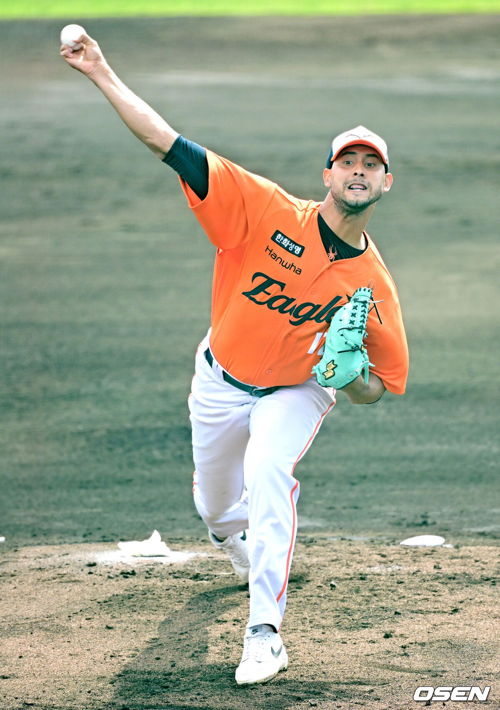 프로야구 한화 이글스가 22일 일본 오키나와 이토만 니시자키 야구장에서 일본 프로야구 지바롯데와 연습경기를 가진다.한화는 이번 2차 오키나와 캠프에서 총 9차례 연습경기를 통해 전력을 가다듬을 예정이다.1회말 한화 선발 윌켈 에르난데스가 힘차게 공을 뿌리고 있다. 2026.02.22 / dreamer@osen.co.kr