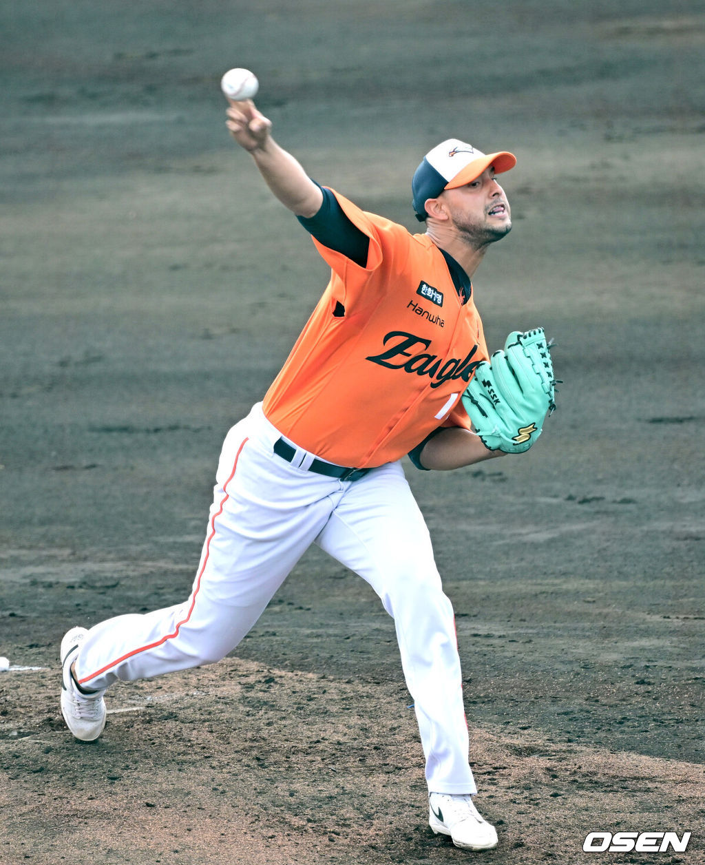 프로야구 한화 이글스가 22일 일본 오키나와 이토만 니시자키 야구장에서 일본 프로야구 지바롯데와 연습경기를 가진다.한화는 이번 2차 오키나와 캠프에서 총 9차례 연습경기를 통해 전력을 가다듬을 예정이다.2회말 한화 선발 윌켈 에르난데스가 힘차게 공을 뿌리고 있다. 2026.02.22 / dreamer@osen.co.kr