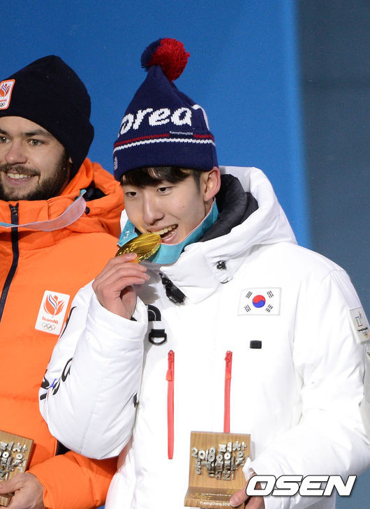 [OSEN=평창, 민경훈 기자] 11일 오후 평창 메달 플라자에서 쇼트트랙 임효준의 메달 수여식이 열렸다.임효준은 10일 강원도 강릉 아이스 아레나에서 진행된 2018평창동계올림픽 남자 1500m 결승에서 금메달을 차지했다.임효준이 금메달을 목에 걸고 환하게 웃고 있다. 은메달은 싱키 크네흐트(네덜란드) 동메달은 세멘 엘리스라토프(러시아출신)가 메달을 목에 걸었다. / rumi@osen.co.kr