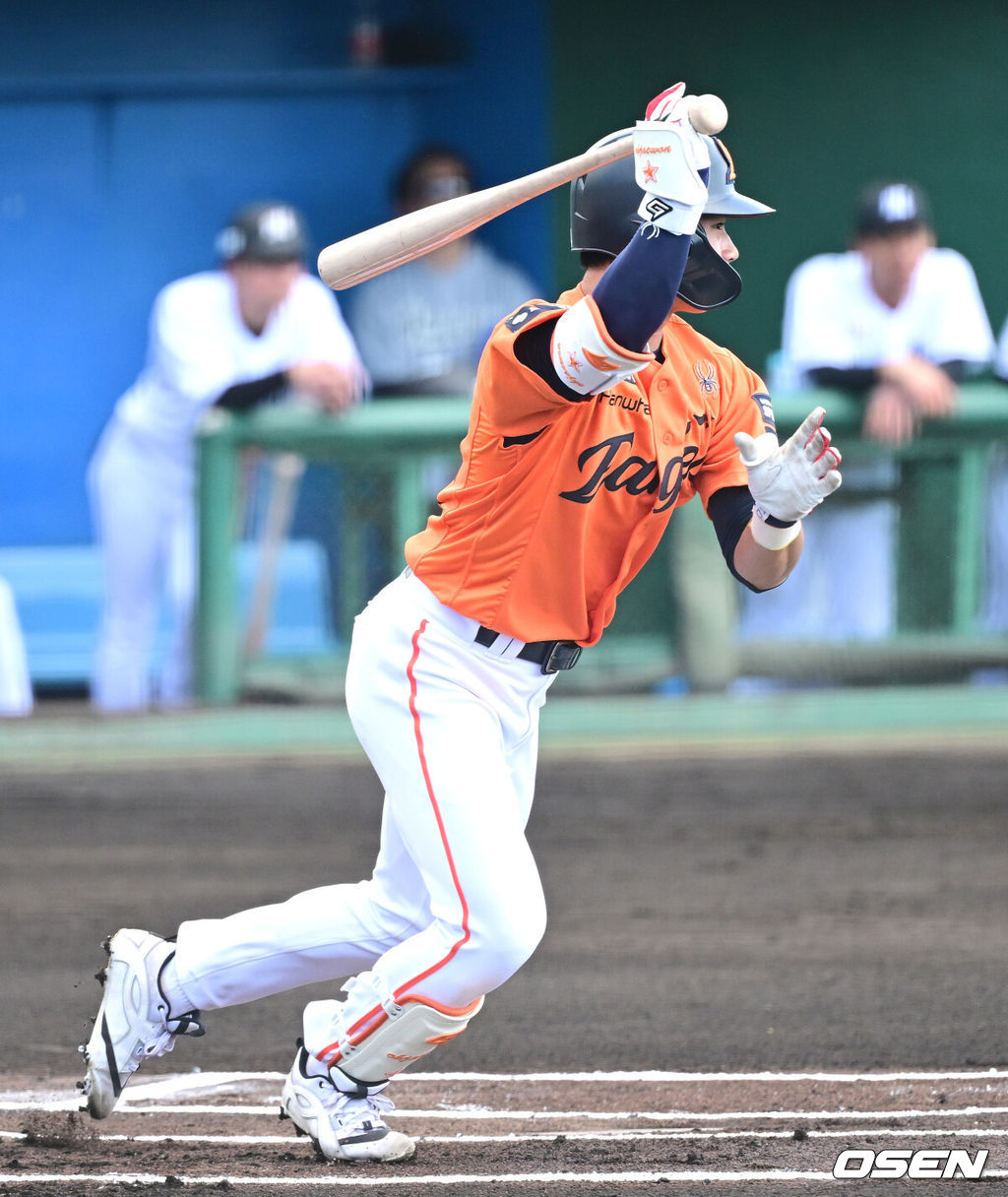 프로야구 한화 이글스가 22일 일본 오키나와 이토만 니시자키 야구장에서 일본 프로야구 지바롯데와 연습경기를 가진다.한화는 이번 2차 오키나와 캠프에서 총 9차례 연습경기를 통해 전력을 가다듬을 예정이다.1회초 무사 선두타자로 나선 한화 오재원이 안타를 날리고 있다. 2026.02.22 / dreamer@osen.co.kr
