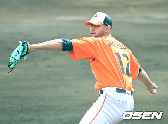 [OSEN=오키나와(일본), 최규한 기자] 프로야구 한화 이글스가 22일 일본 오키나와 이토만 니시자키 야구장에서 일본 프로야구 지바롯데와 연습경기를 가진다.한화는 이번 2차 오키나와 캠프에서 총 9차례 연습경기를&nbsp;통해 전력을 가다듬을 예정이다.1회말 한화 선발 윌켈 에르난데스가 힘차게 공을 뿌리고 있다. 2026.02.22 / dreamer@osen.co.kr