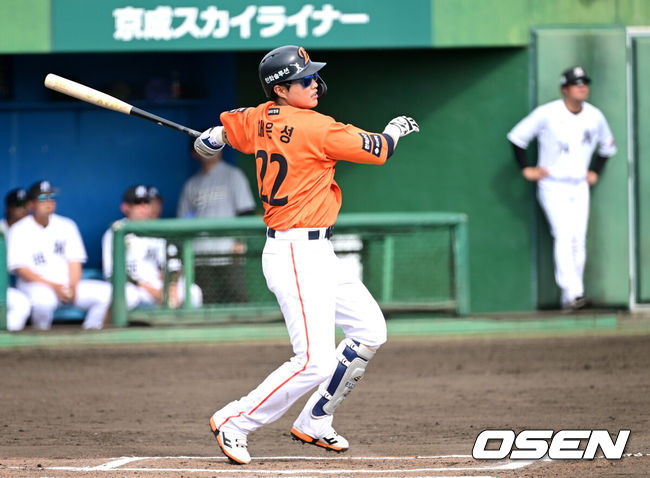 [OSEN=오키나와(일본), 최규한 기자] 프로야구 한화 이글스가 22일 일본 오키나와 이토만 니시자키 야구장에서 일본 프로야구 지바롯데와 연습경기를 가진다.한화는 이번 2차 오키나와 캠프에서 총 9차례 연습경기를&nbsp;통해 전력을 가다듬을 예정이다.6회초 1사 2루 상황 한화 채은성이 안타를 날리고 있다. 2026.02.22 / dreamer@osen.co.kr