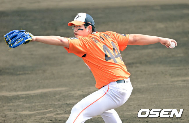 [OSEN=오키나와(일본), 최규한 기자] 프로야구 한화 이글스가 22일 일본 오키나와 이토만 니시자키 야구장에서 일본 프로야구 지바롯데와 연습경기를 가진다.한화는 이번 2차 오키나와 캠프에서 총 9차례 연습경기를&nbsp;통해 전력을 가다듬을 예정이다.7회말 마운드에 오른 한화 투수 김서현이 힘차게 공을 뿌리고 있다. 2026.02.22 / dreamer@osen.co.kr