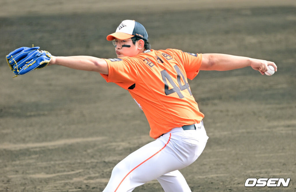 프로야구 한화 이글스가 22일 일본 오키나와 이토만 니시자키 야구장에서 일본 프로야구 지바롯데와 연습경기를 가진다.한화는 이번 2차 오키나와 캠프에서 총 9차례 연습경기를 통해 전력을 가다듬을 예정이다.7회말 마운드에 오른 한화 투수 김서현이 힘차게 공을 뿌리고 있다. 2026.02.22 / dreamer@osen.co.kr