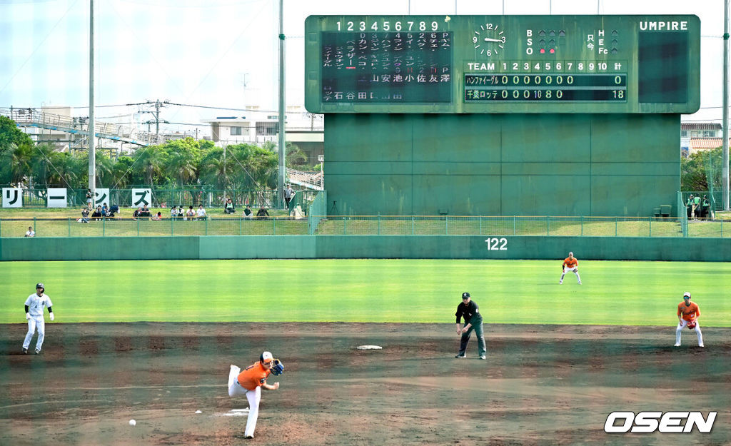프로야구 한화 이글스가 22일 일본 오키나와 이토만 니시자키 야구장에서 일본 프로야구 지바롯데와 연습경기를 가진다.한화는 이번 2차 오키나와 캠프에서 총 9차례 연습경기를 통해 전력을 가다듬을 예정이다.7회말 2사 때 전광판에 스코어가 표시되고 있다. 이날 경기는 7회말까지 진행됐다. 2026.02.22 / dreamer@osen.co.kr