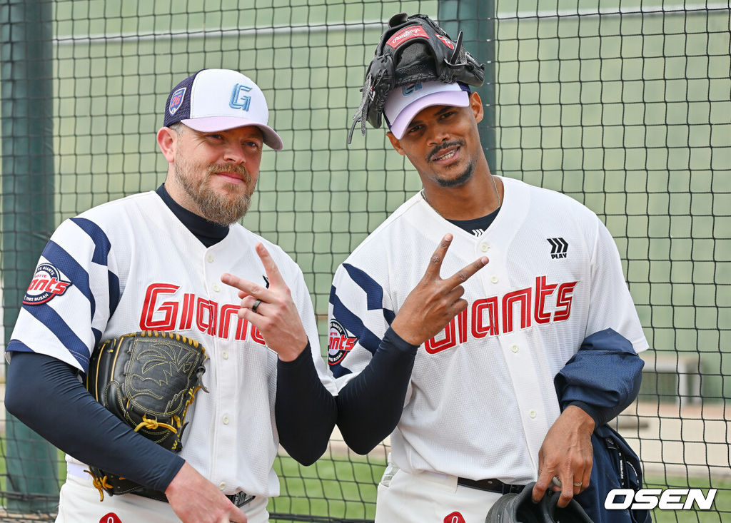 프로야구 롯데 자이언츠가 1일(한국시간) 대만 타이난 아시아-태평양 국제야구센터에 스프링캠프를 차리고 구슬땀을 흘렸다.김태형 감독 등 코치진과 투수 20명, 포수 5명, 내야수 9명, 외야수 7명 등 총 41명의 선수단이 1월 20일까지 1차 캠프에서 체력 강화와 기술 훈련을 치른 뒤 21일부터 3월 5일까지 일본 미야자키로 옮겨 2차 캠프에서 구춘리그에 참가해 실전 감각을 점검한다.롯데 새 외국인 투수 비슬리와 로드리게스가 포즈를 취하고 있다. 2026.02.01 / foto0307@osen.co.kr