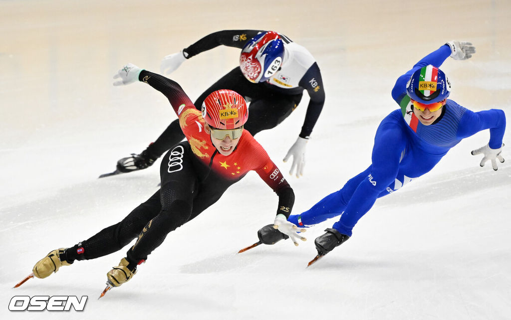 12일 서울 목동 아이스링크에서 '2023 KB금융 국제빙상경기연맹(ISU) 쇼트트랙 세계선수권대회' 본선 경기가 진행됐다.남자 5000m 계주 결승전에서 중국 린샤오쥔(한국명 임효준)이 마지막 코너를 돌며 질주를 하고 있다. 2023.03.12 / rumi@osen.co.kr