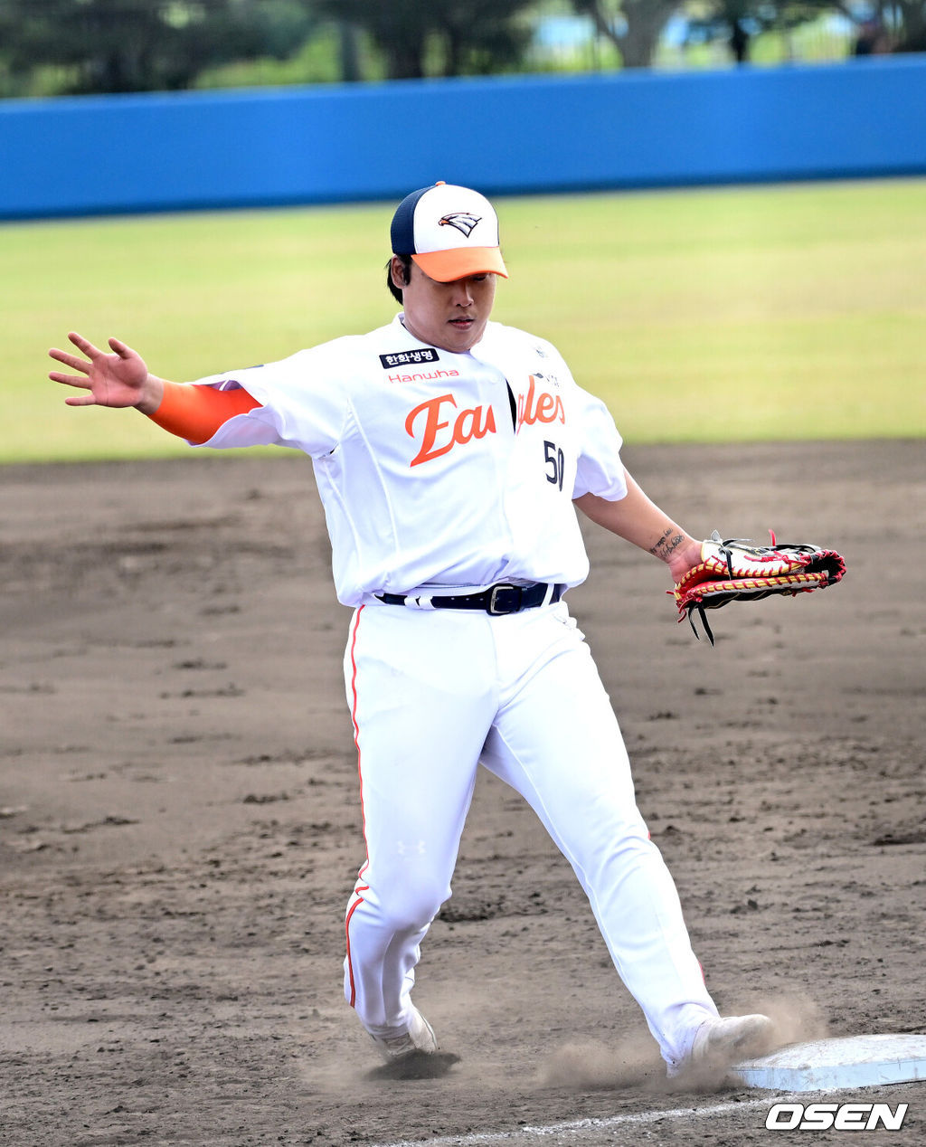 2026 WBC(월드베이스볼클래식)를 준비하는 대한민국 야구 대표팀이 21일 오후 일본 오키나와 고친다 구장에서 프로야구 한화 이글스와 연습경기를 펼쳤다. 야구 대표팀은 오키나와에서 국내 팀들과 6차례 연습경기를 치르며 전력을 끌어올릴 예정이다.4회초 1사 주자없는 상황 대표팀 문보경의 땅볼 타구를 한화 1루수 강백호가 처리하고 있다. 2026.02.21 / dreamer@osen.co.kr