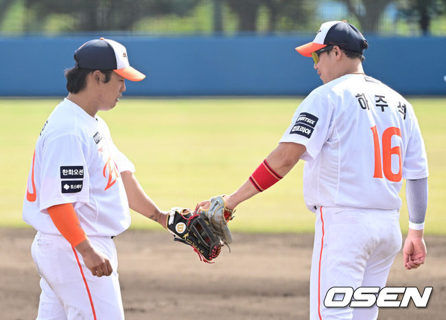 [OSEN=오키나와(일본), 최규한 기자] 2026 WBC(월드베이스볼클래식)를 준비하는 대한민국 야구 대표팀이 21일 오후 일본 오키나와 고친다 구장에서 프로야구 한화 이글스와 연습경기를 펼쳤다. 야구 대표팀은 오키나와에서 국내 팀들과 6차례 연습경기를 치르며 전력을 끌어올릴 예정이다.수비를 마친 한화 1루수 강백호와 2루수 하주석이 인사를 나누고 있다. 2026.02.21 / dreamer@osen.co.kr