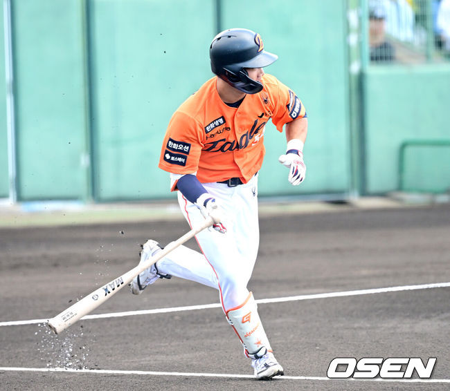 [OSEN=오키나와(일본), 최규한 기자] 프로야구 한화 이글스가 22일 일본 오키나와 이토만 니시자키 야구장에서 일본 프로야구 지바롯데와 연습경기를 가진다.한화는 이번 2차 오키나와 캠프에서 총 9차례 연습경기를&nbsp;통해 전력을 가다듬을 예정이다.1회초 무사 선두타자로 나선 한화 오재원이 안타를 날리고 있다. 2026.02.22 / dreamer@osen.co.kr