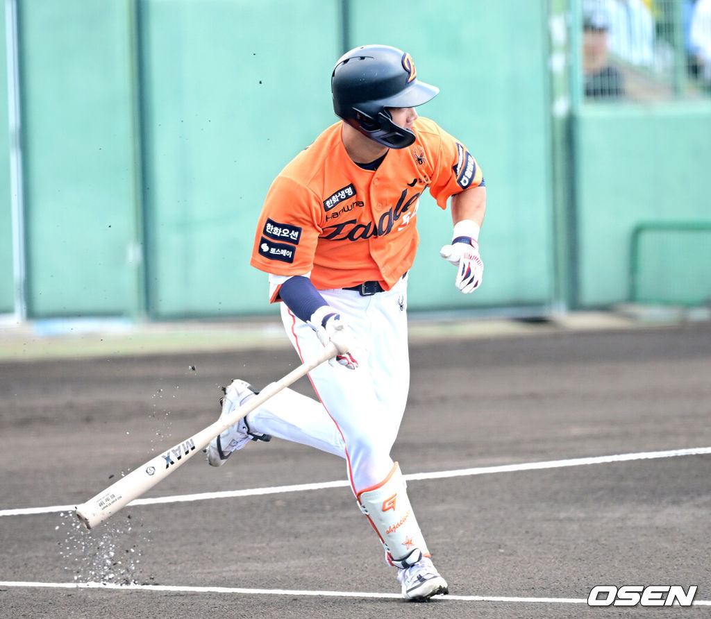 프로야구 한화 이글스가 22일 일본 오키나와 이토만 니시자키 야구장에서 일본 프로야구 지바롯데와 연습경기를 가진다.한화는 이번 2차 오키나와 캠프에서 총 9차례 연습경기를 통해 전력을 가다듬을 예정이다.1회초 무사 선두타자로 나선 한화 오재원이 안타를 날리고 있다. 2026.02.22 / dreamer@osen.co.kr