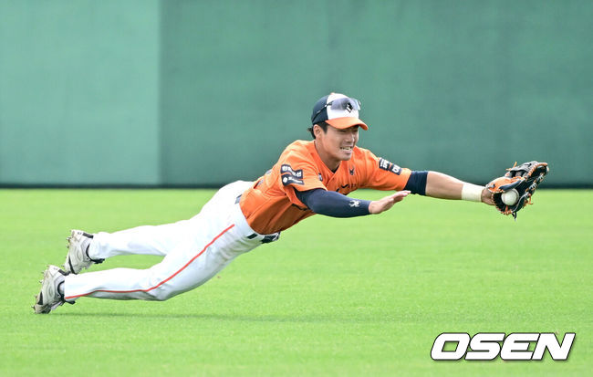 [OSEN=오키나와(일본), 최규한 기자] 프로야구 한화 이글스가 22일 일본 오키나와 이토만 니시자키 야구장에서 일본 프로야구 지바롯데와 연습경기를 가진다.한화는 이번 2차 오키나와 캠프에서 총 9차례 연습경기를&nbsp;통해 전력을 가다듬을 예정이다.4회말 2사 때 한화 중견수 오재원이 타구를 잡기 위해 몸을 날리고 있다. 2026.02.22 / dreamer@osen.co.kr