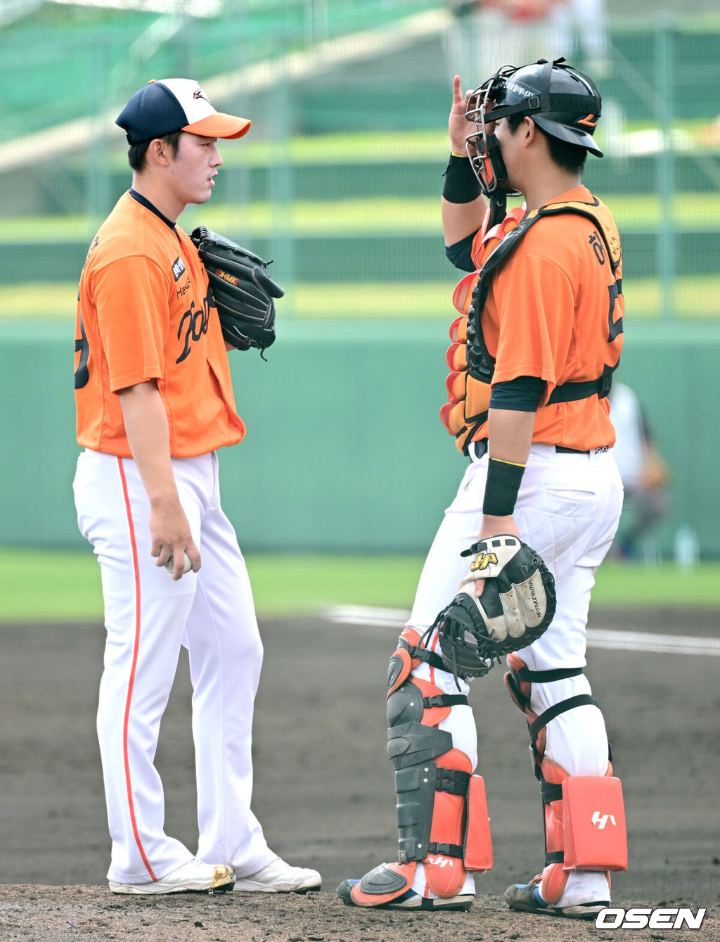 프로야구 한화 이글스가 22일 일본 오키나와 이토만 니시자키 야구장에서 일본 프로야구 지바롯데와 연습경기를 가진다.한화는 이번 2차 오키나와 캠프에서 총 9차례 연습경기를 통해 전력을 가다듬을 예정이다.4회말 3실점한 한화 투수 윤산흠과 포수 허인서가 마운드에서 대화를 나누고 있다. 2026.02.22 / dreamer@osen.co.kr