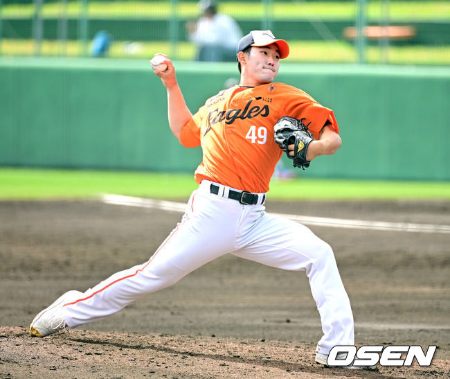 [OSEN=오키나와(일본), 최규한 기자] 프로야구 한화 이글스가 22일 일본 오키나와 이토만 니시자키 야구장에서 일본 프로야구 지바롯데와 연습경기를 가진다.한화는 이번 2차 오키나와 캠프에서 총 9차례 연습경기를&nbsp;통해 전력을 가다듬을 예정이다.4회말 마운드에 오른 한화 엄상백이 힘차게 공을 뿌리고 있다. 2026.02.22 / dreamer@osen.co.kr