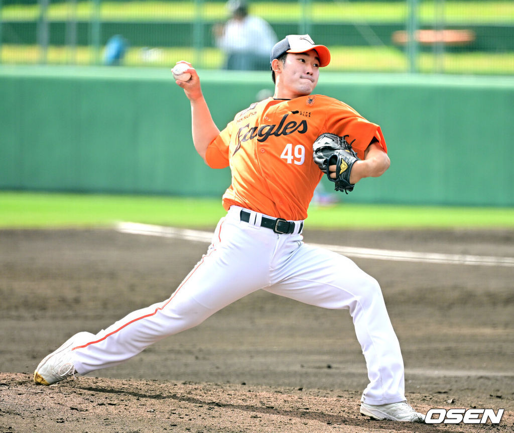 프로야구 한화 이글스가 22일 일본 오키나와 이토만 니시자키 야구장에서 일본 프로야구 지바롯데와 연습경기를 가진다.한화는 이번 2차 오키나와 캠프에서 총 9차례 연습경기를 통해 전력을 가다듬을 예정이다.4회말 마운드에 오른 한화 엄상백이 힘차게 공을 뿌리고 있다. 2026.02.22 / dreamer@osen.co.kr