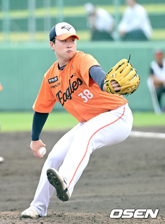 [OSEN=오키나와(일본), 최규한 기자] 프로야구 한화 이글스가 22일 일본 오키나와 이토만 니시자키 야구장에서 일본 프로야구 지바롯데와 연습경기를 가진다.한화는 이번 2차 오키나와 캠프에서 총 9차례 연습경기를&nbsp;통해 전력을 가다듬을 예정이다.5회말 한화 투수 김종수가 힘차게 공을 뿌리고 있다. 2026.02.22 / dreamer@osen.co.kr