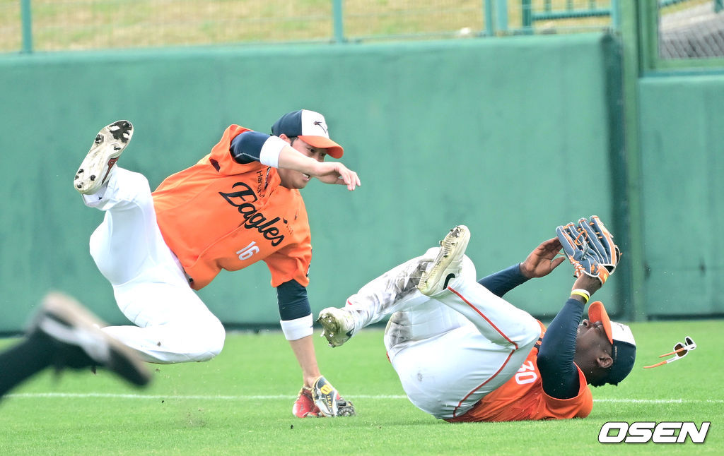 프로야구 한화 이글스가 22일 일본 오키나와 이토만 니시자키 야구장에서 일본 프로야구 지바롯데와 연습경기를 가진다.한화는 이번 2차 오키나와 캠프에서 총 9차례 연습경기를 통해 전력을 가다듬을 예정이다.4회말 2사 지바롯데 우에다의 2루타 때 한화 2루수 하주석과 우익수 페라자가 타구를 잡으려다 충돌하고 있다. 2026.02.22 / dreamer@osen.co.kr