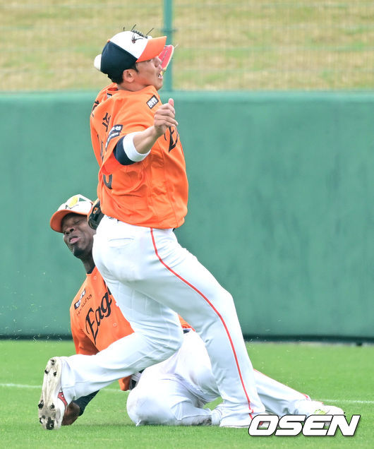 페라자의 발에 걸리며 넘어지는 하주석.