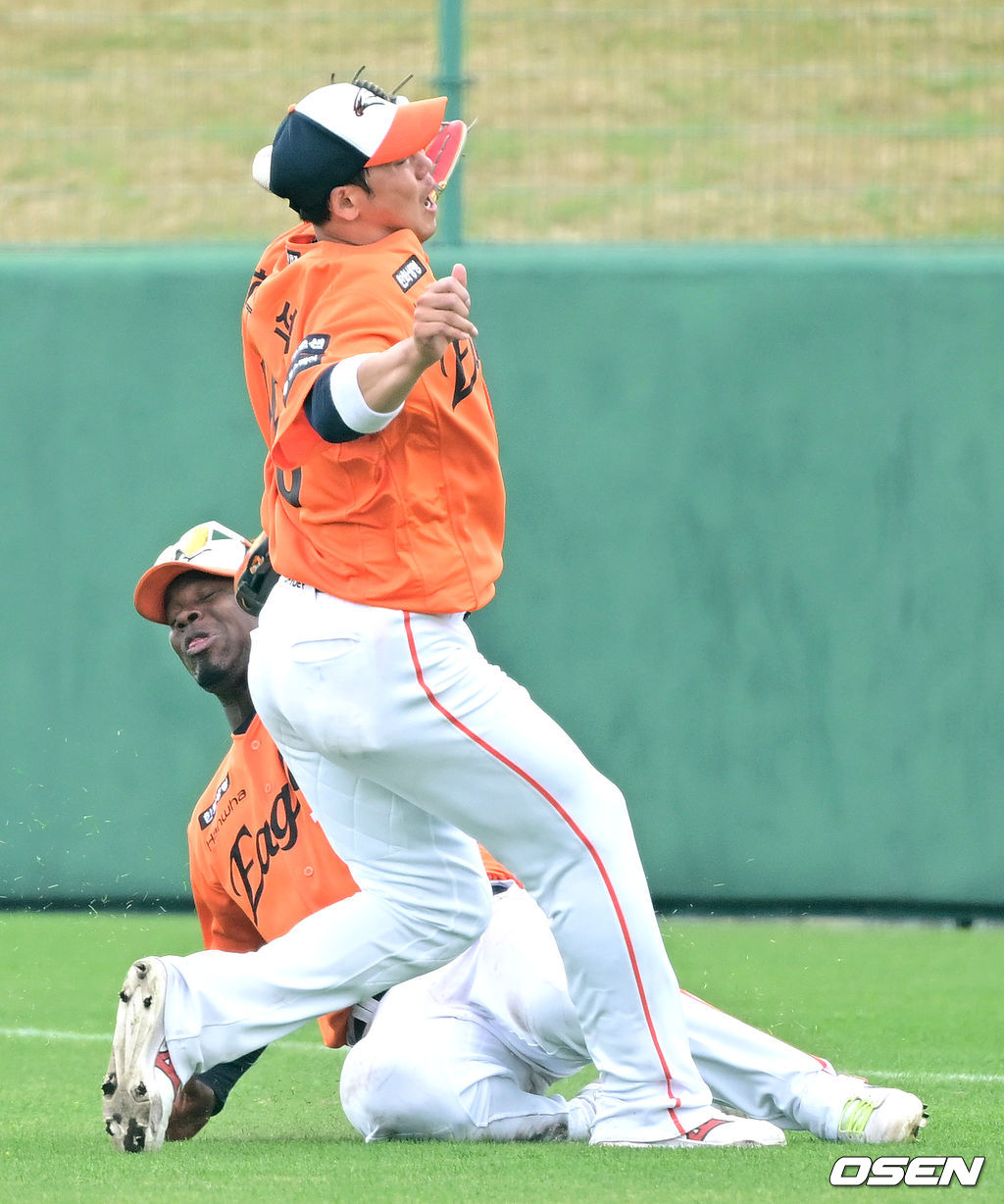 페라자의 발에 걸리며 넘어지는 하주석.