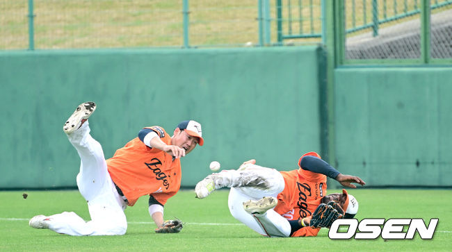 충돌하며 넘어지는 페라자와 하주석.