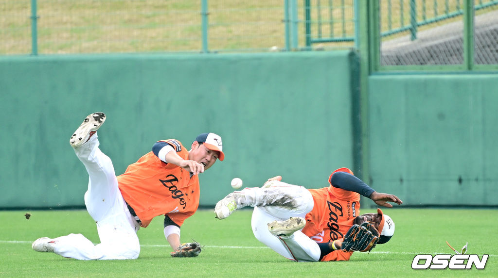 충돌하며 넘어지는 페라자와 하주석.