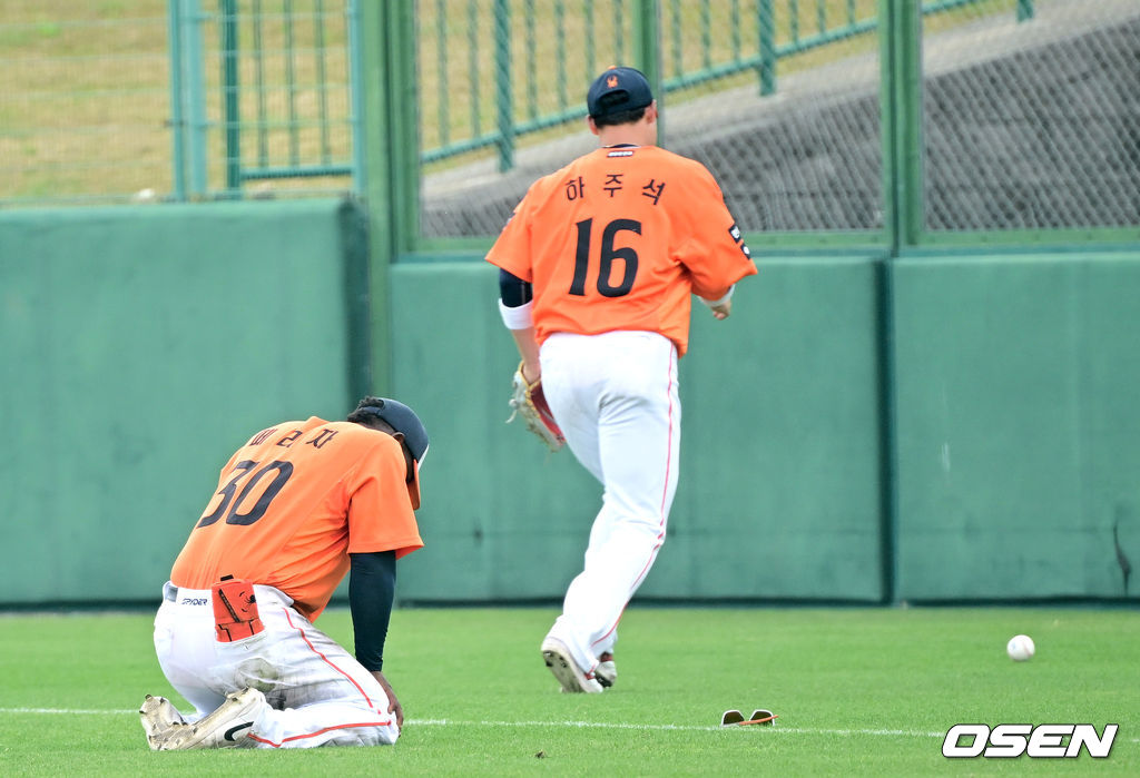 후속 플레이를 이어가는 하주석과 충돌 후 고통에 멈춰선 페라자.