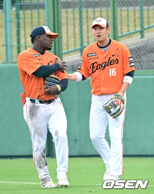 '내 잘못이야'... 하주석 향한 페라자의 제스처