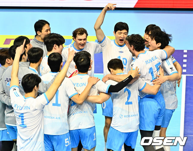 [OSEN=인천, 민경훈 기자] 22일 오후 인천 계양체육관에서 프로배구 진에어 2025~26 V리그 대한항공과 현대캐피탈의 경기가 열렸다.이 경기에서 대한항공은 현대캐피탈에 3-0(25-19, 25-16, 25-20) 셧아웃 완승을 거두며 1위를 차지했다.경기를 마치고 대한항공 선수들이 기뻐하고 있다. 2026.02.22 / rumi@osen.co.kr